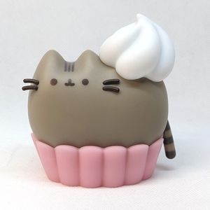 Vinyl cupcake Pusheen figurine with frosting dollop
